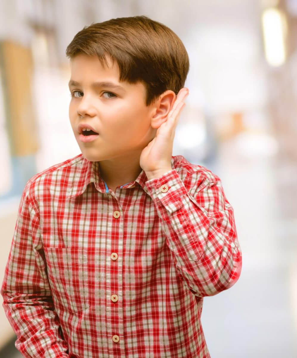 copil cu mana la ureche incearca sa auda mai bine