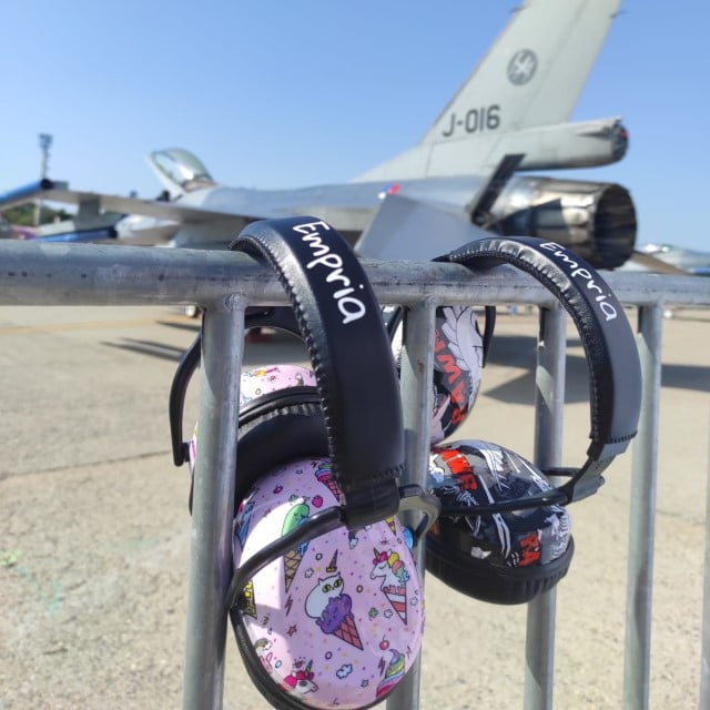 casti antifonice pentru copii la showul aviatic bucuresti