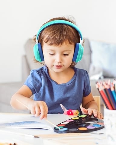 fetita cu casti antifonice picteaza