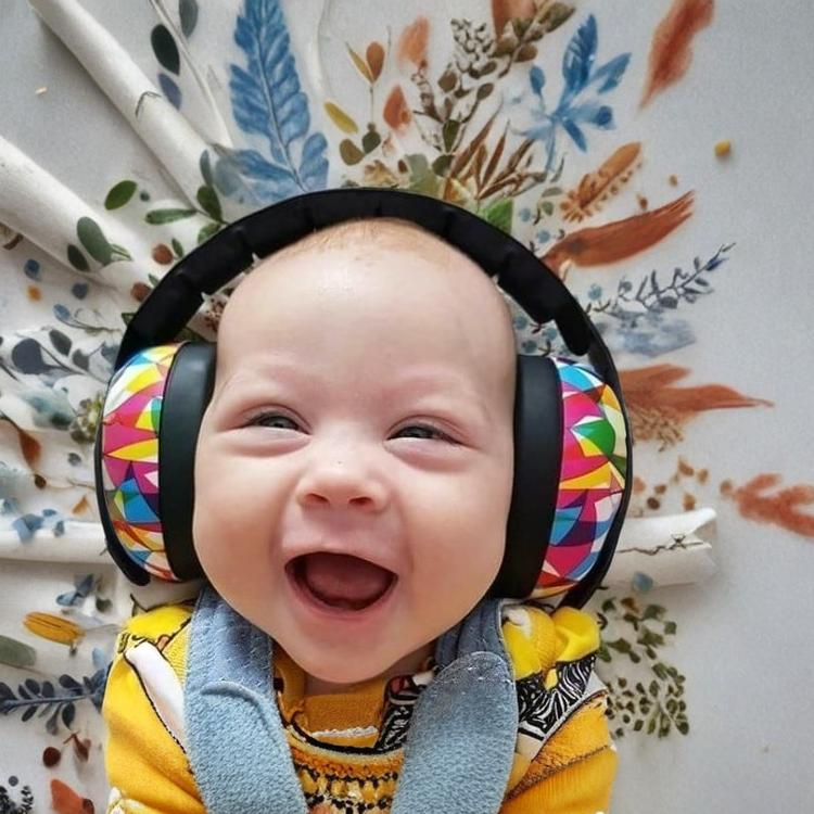 bebelus vesel cu casti antifonice pe cap