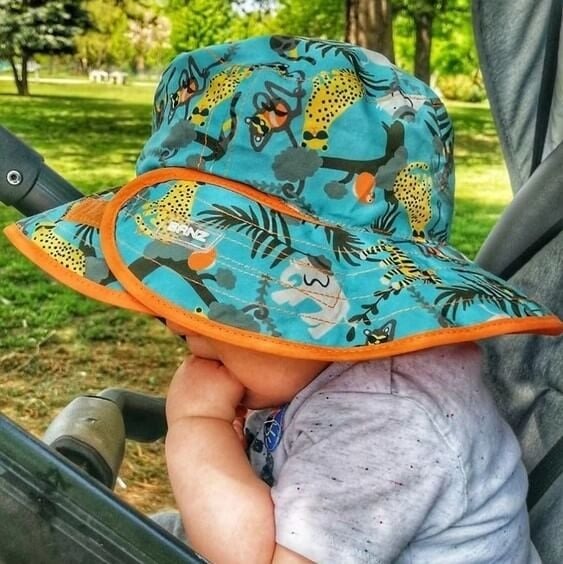 copil in carucior cu paarie pe cap cu model jungle de la banz