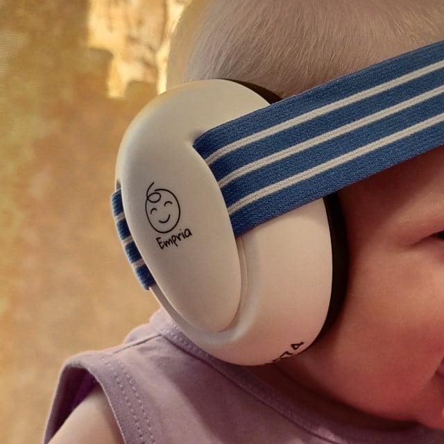 bebelus cu casti antifonice empria pe cap