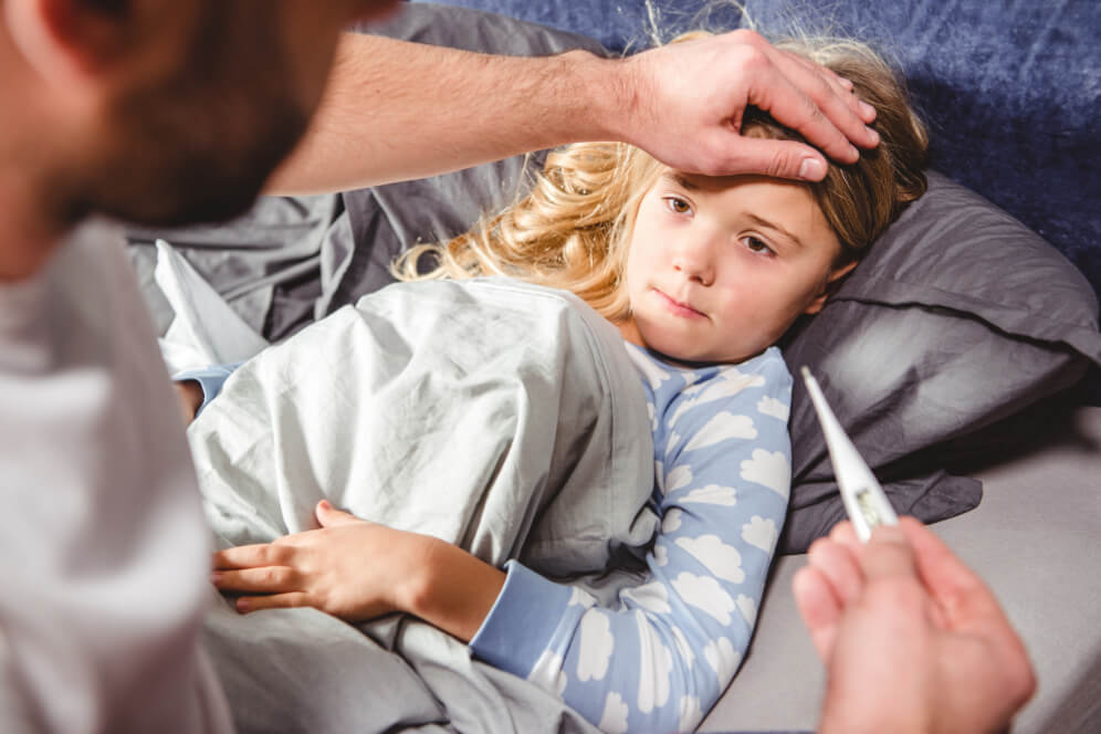 fatita bolnava careia tata ii ia temperatura