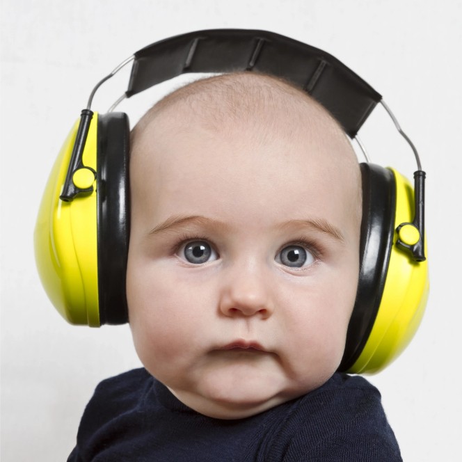 bebe cu casti anifonice de la empria pentru protectia importiva zgomotului