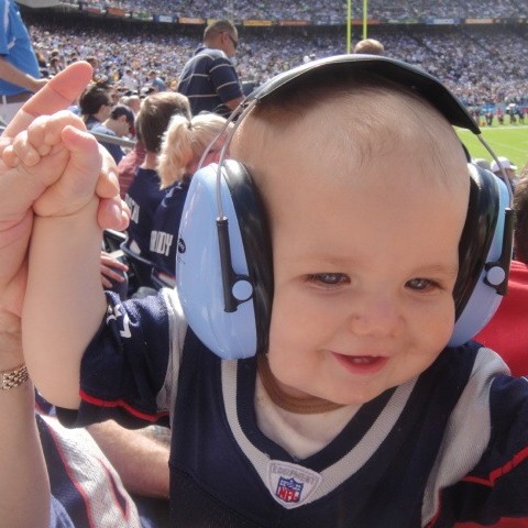 imagine copil la meci de fotbal cu casti antifonice pe cap