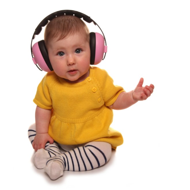 imagine fetita mica, bebelus cu casti antifonice roz 