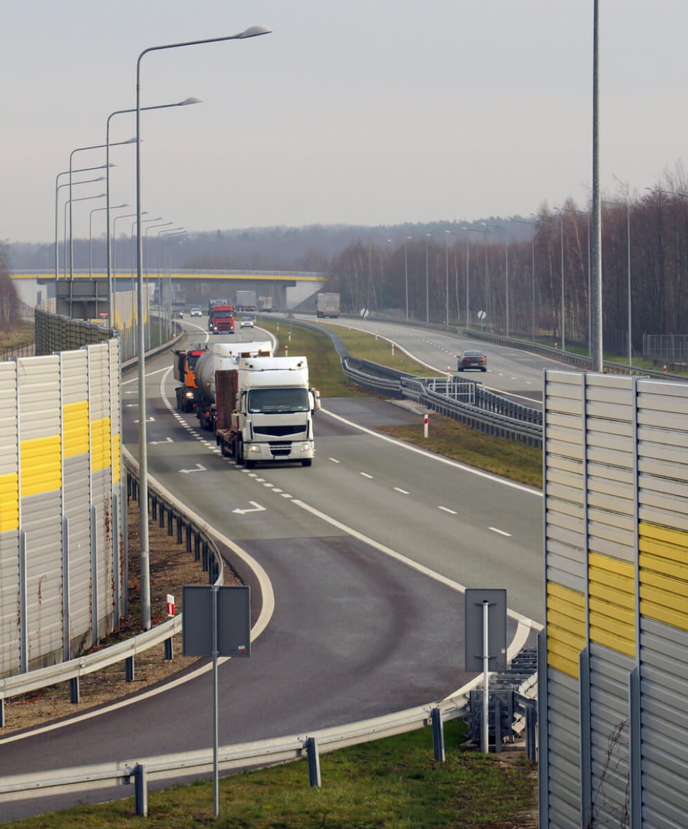 panouri pentru zgomot montate pe autostrada si tiruri 