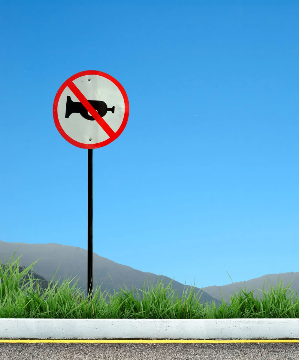 panou cu claxonatul interzis la intrarea in localitate