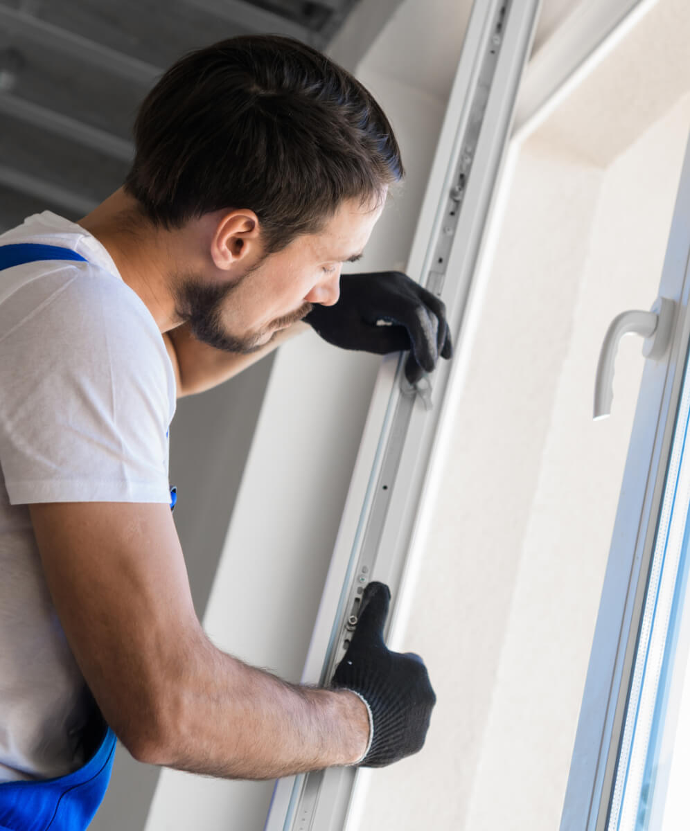 instalare ferestre de termopan cu instalator in primplan