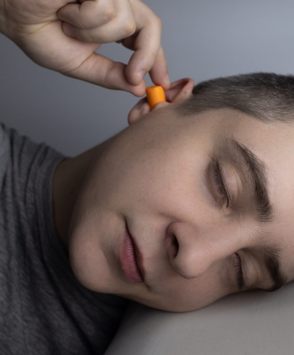 imagine cu copil care isi baga dopuri de urechi