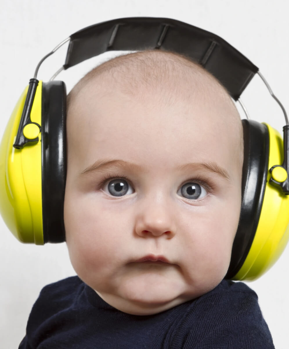 bebelus cu casti antifonice pe cap