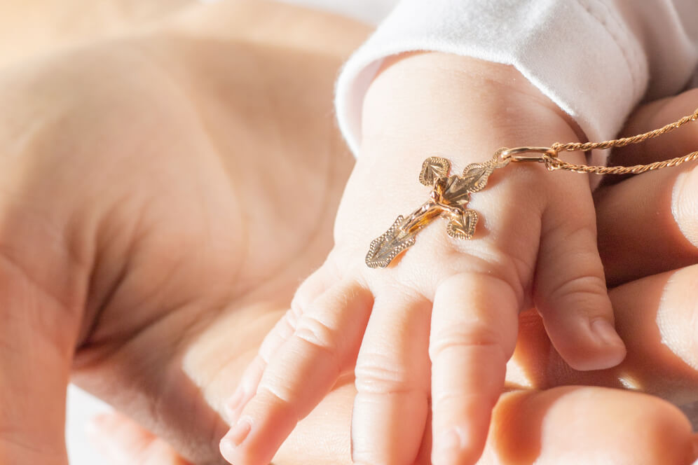 cruciulita pe mana lui meme care e in mana mamei