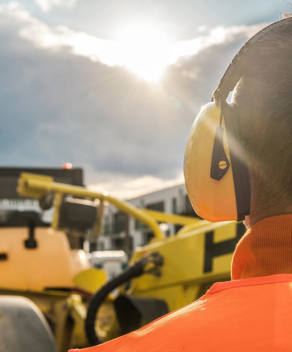 barbat care poarta casti antifonice in santier de constructii
