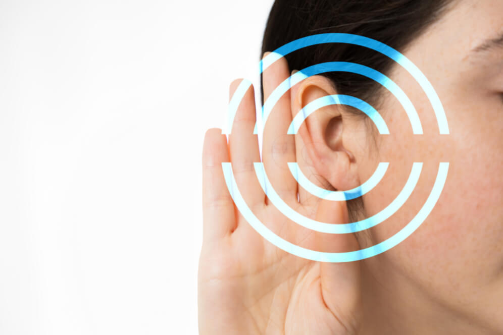 imagine fata femeie cu mana la ureche si un efect de cerc care simbolizeaza auzul