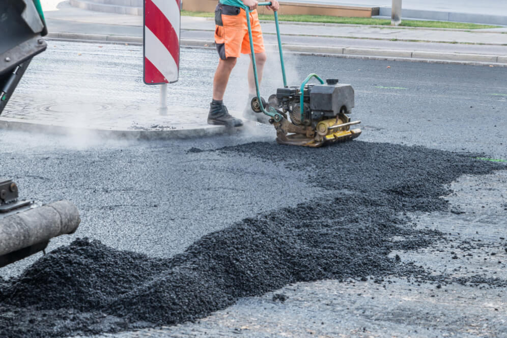 santier stradal, se toarna asfalt