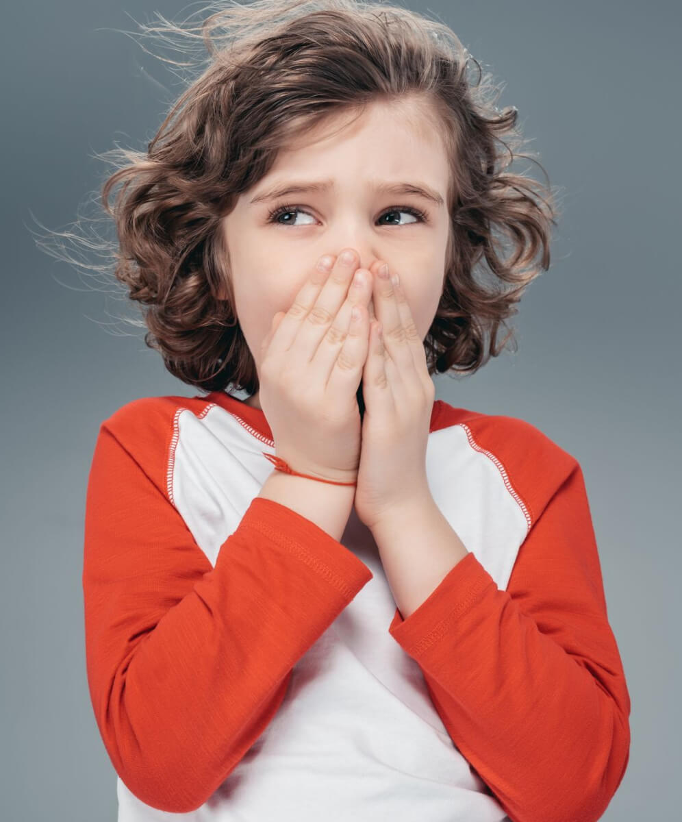 copil anxios cu mainile la gura